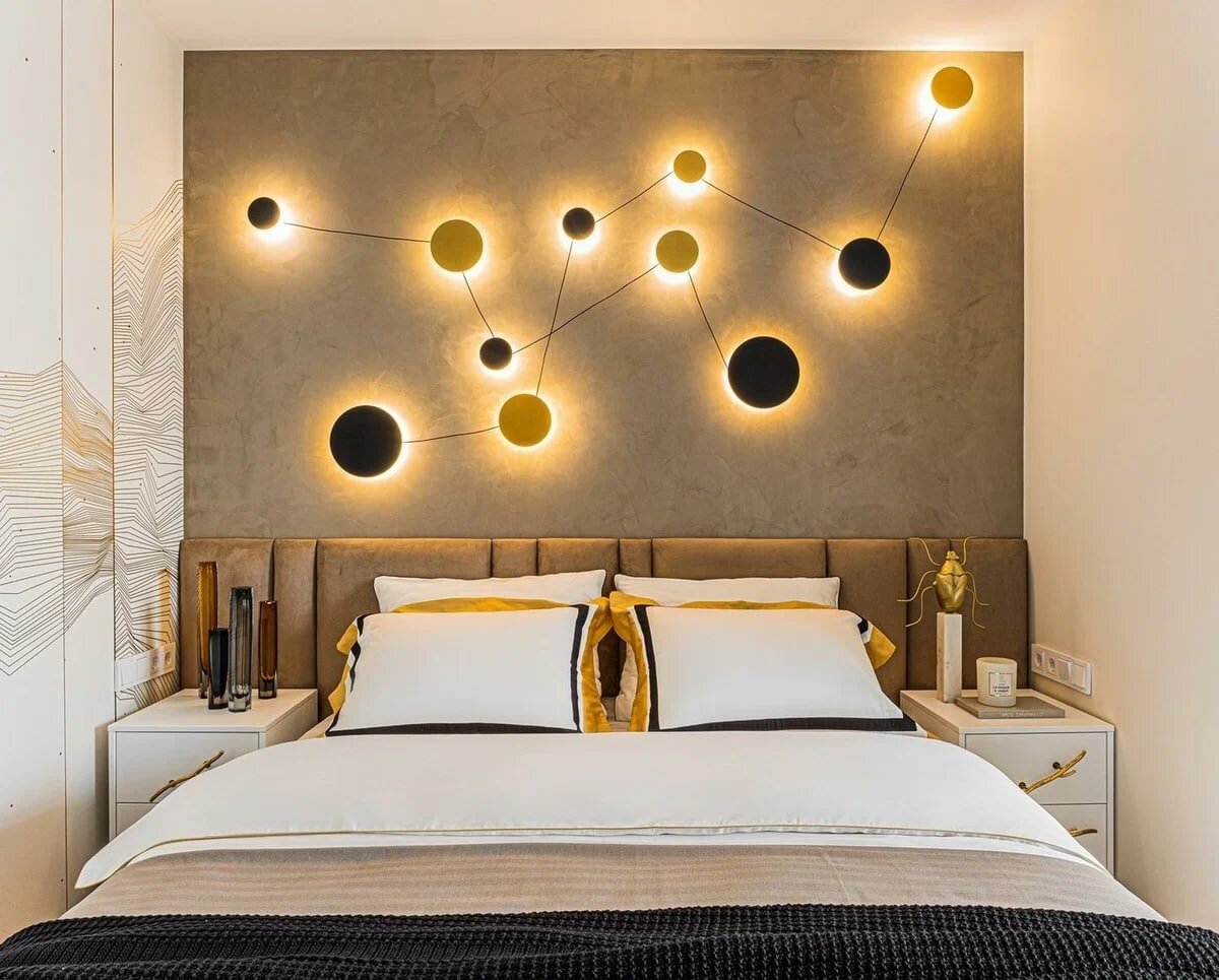 Зеркала, золотые детали и насыщенные цвета. Современный элегантный интерьер бывшей однушки 42 кв.м.