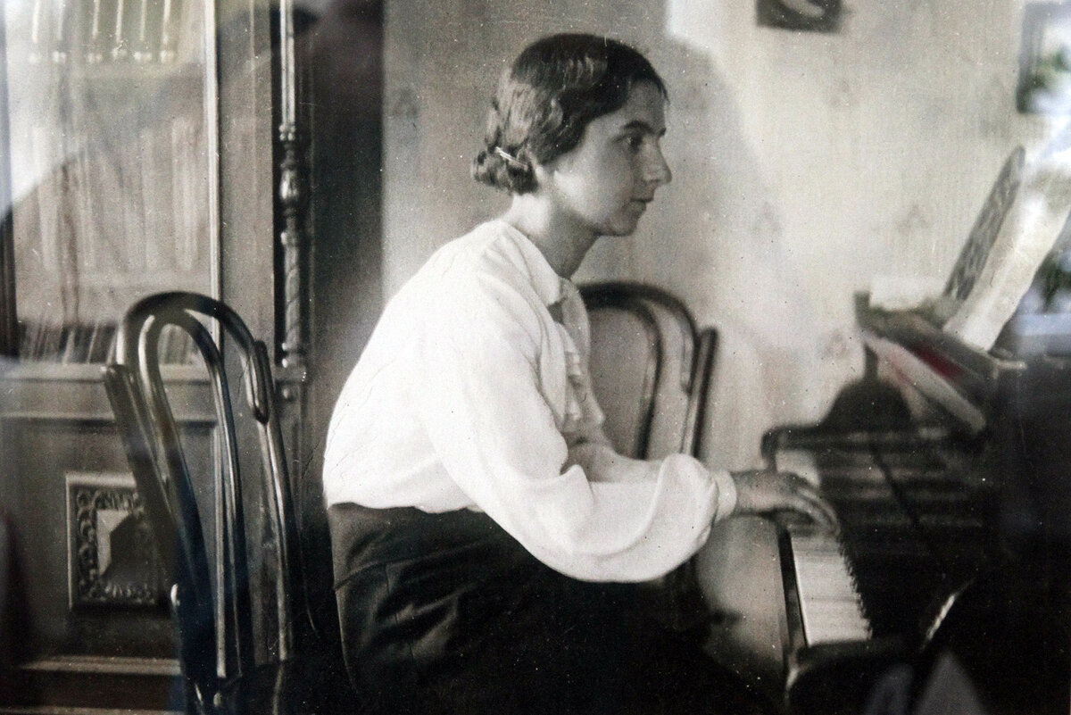 Музицирует супруга Д. И. Казанцева. Из фондов Свердловского областного краеведческого музея.