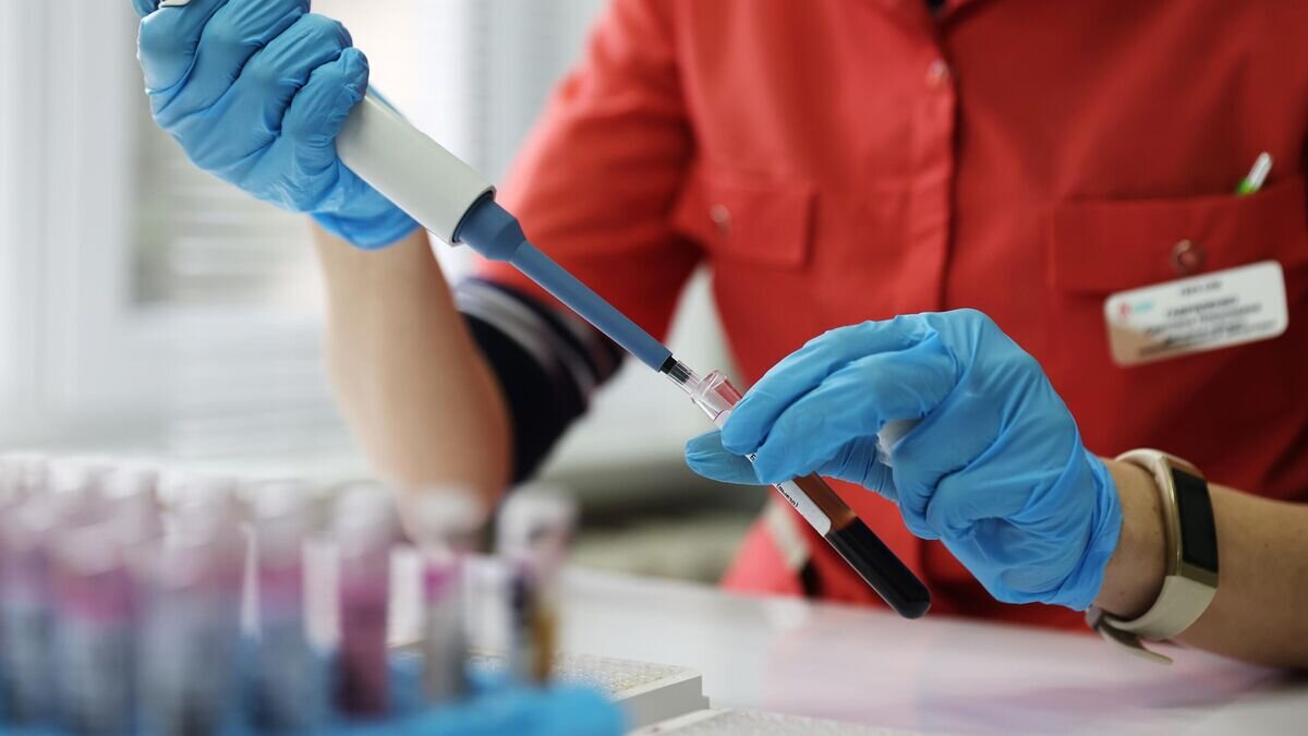    Пробирка с образцом крови© РИА Новости / Виталий Тимкив