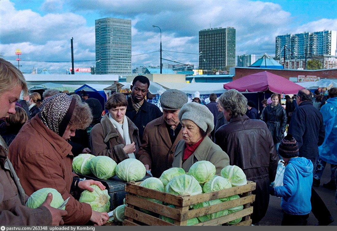 Социальная жизнь населения в 1990. Метро Купчино 90-е рынок. Москва 90-е рынки. Измайловский рынок в 90е. Торговля в метро Москва 90-е.