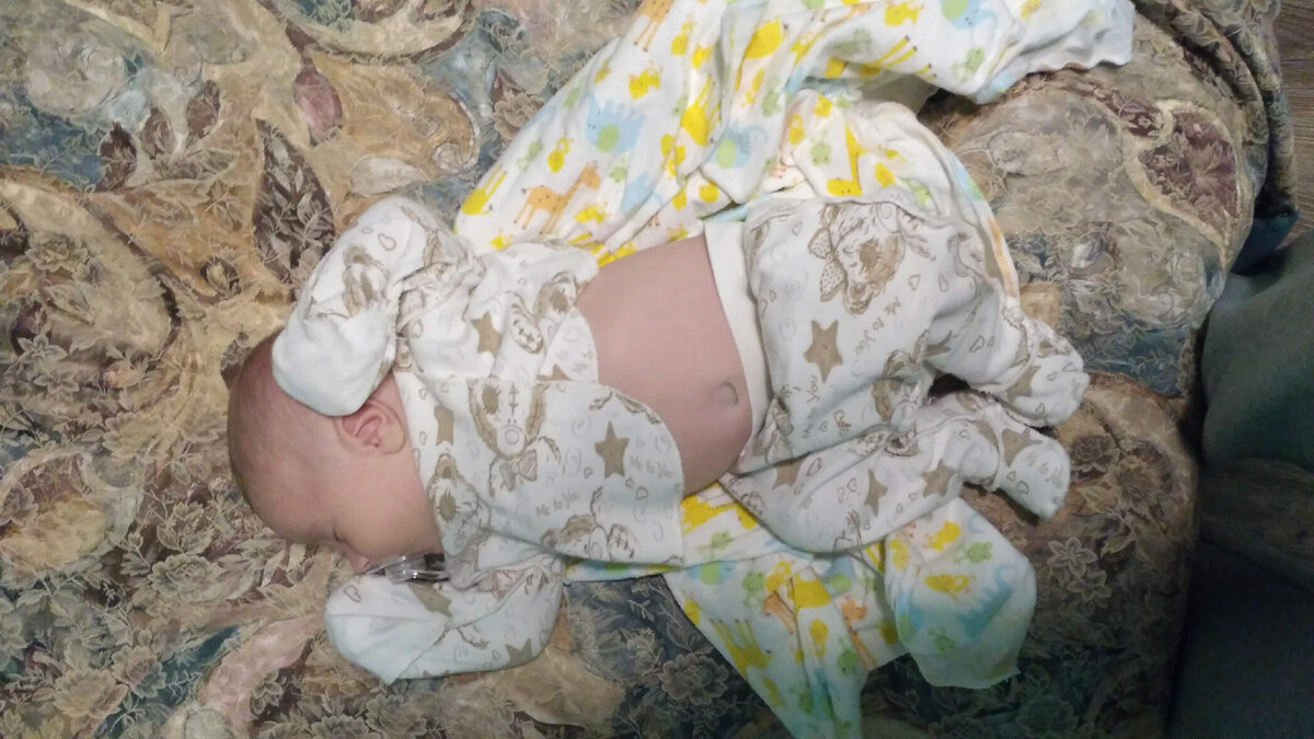 Распашонка и ползунки.