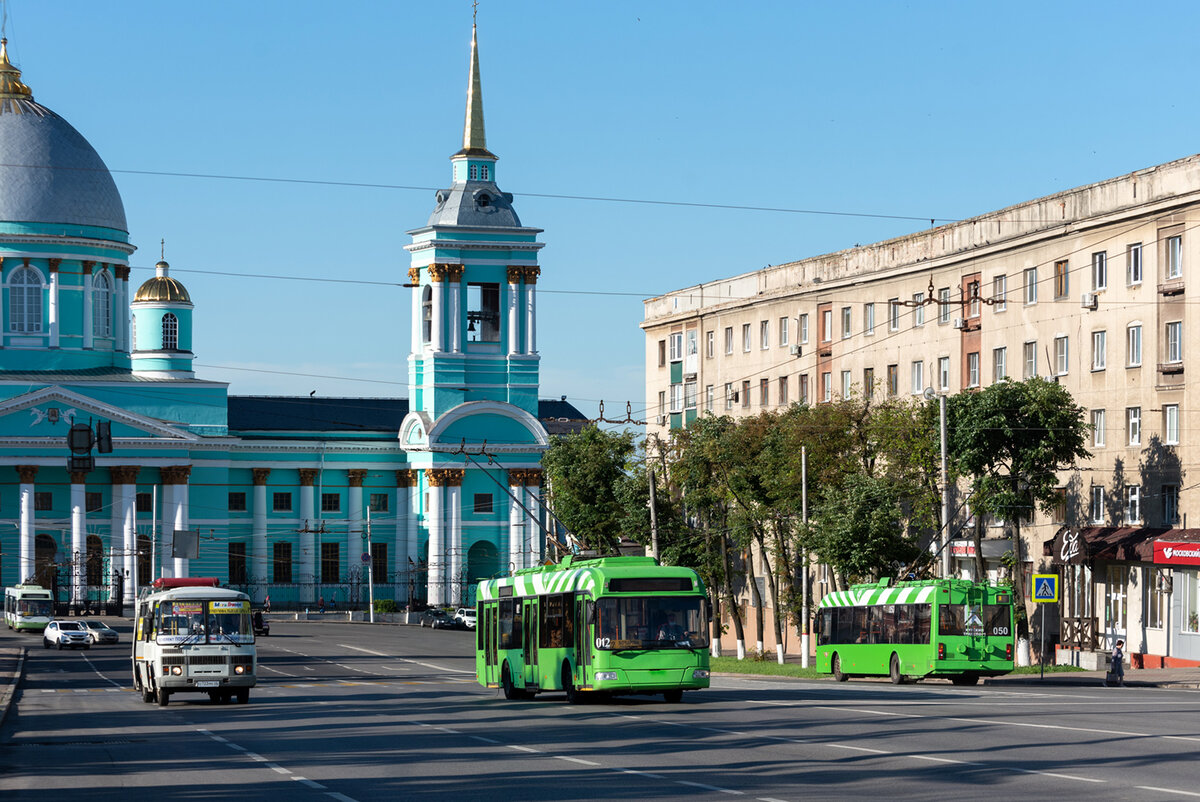 Троллейбус в наше время. Он заворачивает с улицы Радищева на Красную Площадь, улица Ленина осталась без электротранспорта.