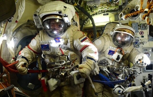    Космонавт Роскосмоса Сергей Прокопьев и космонавт Роскосмоса, спецкор ТАСС Дмитрий Петелин  Анна Кикина/ТАСС, МКС