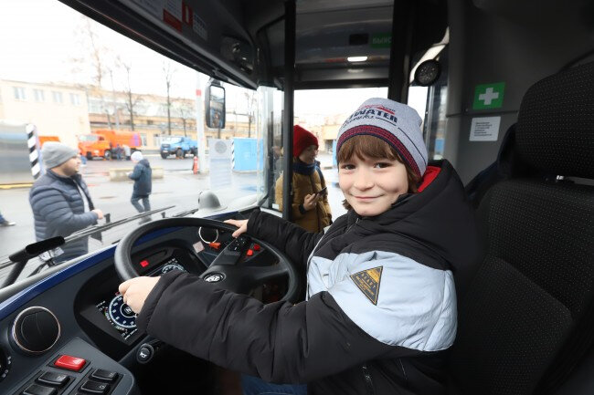 Работа в автобусном парке. Водитель автобуса Мосгортранс. Мосгортранс дети. Мосгортранс игрушки. Площадка Мосгортранс детская.