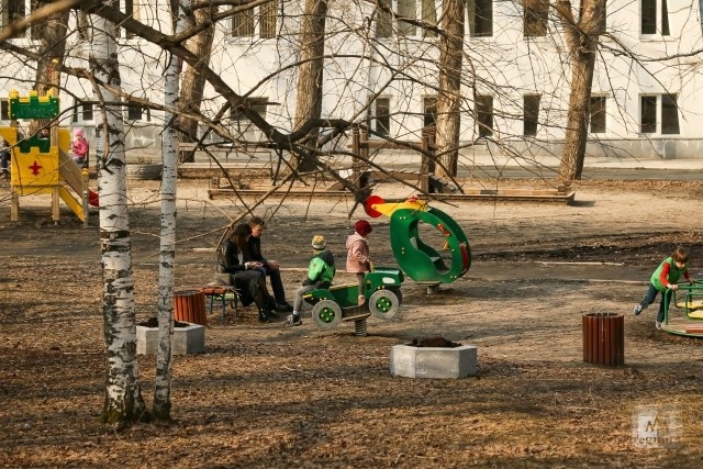    На детской площадке Алексей Колчин © ИА REGNUM