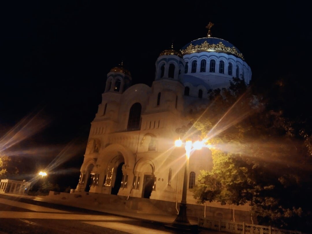 Вот сюда мы приходим - в морской собор Кронштадта. 