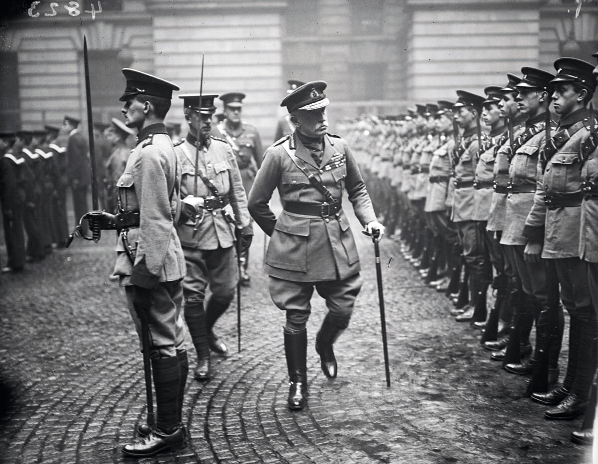 Фельдмаршал Джон Дентон Френч осматривает шеренгу кадетов, 1916. 
Фото: Topical Press Agency