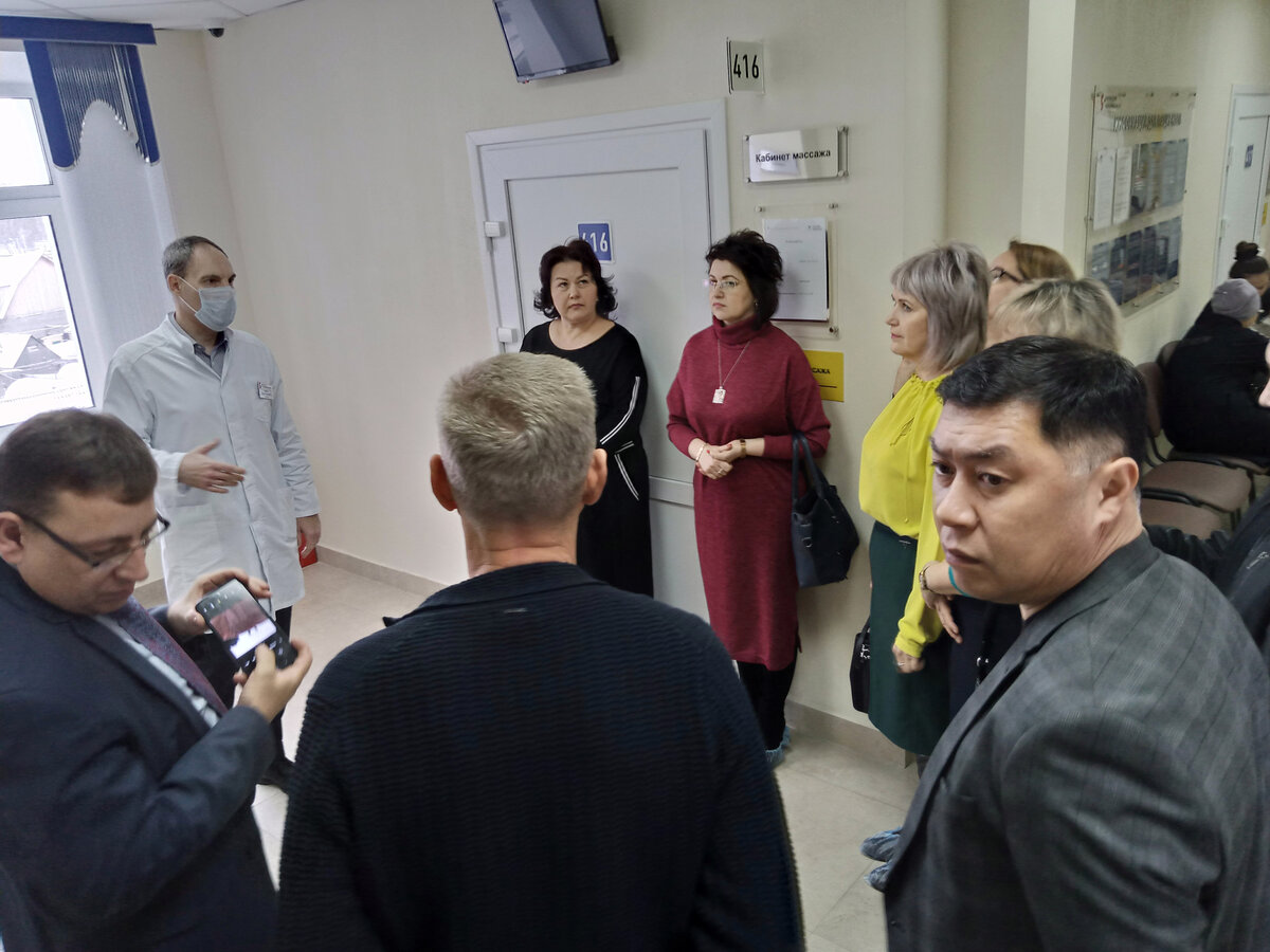 Депутаты  Арстан Койше, Александр Белоглазов, Егор Ефимов, Ксения Ведьмедева,  Ирина Гиберт, Надежда Зарецкая, Наталья Мясникова и Ольга Турнаева и Александр Дьячков осмотрели взрослое  поликлиническое отделение ОБ № 23