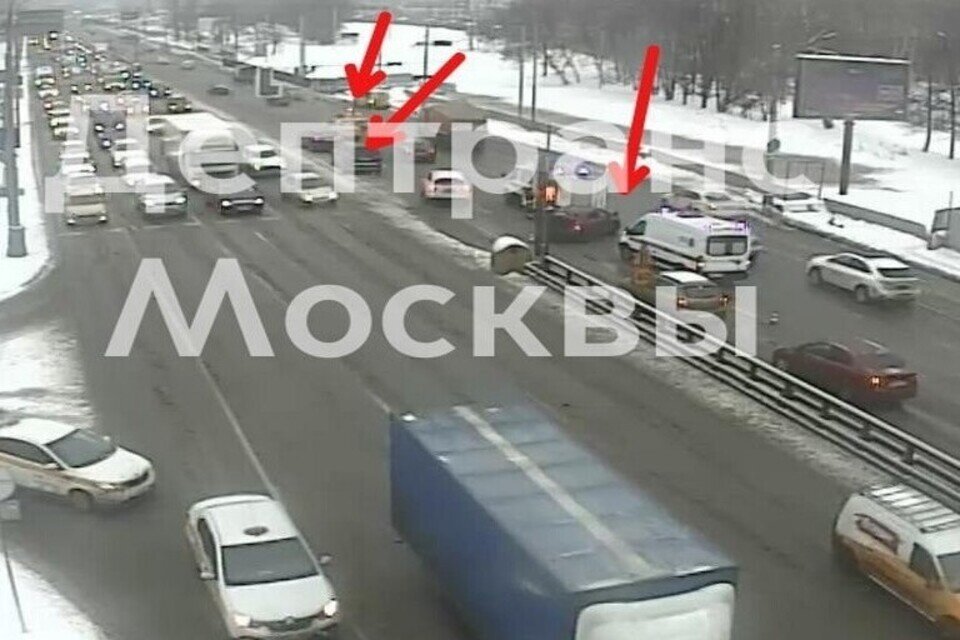     На месте ДТП работают оперативные службы города  Департамент транспорта Москвы