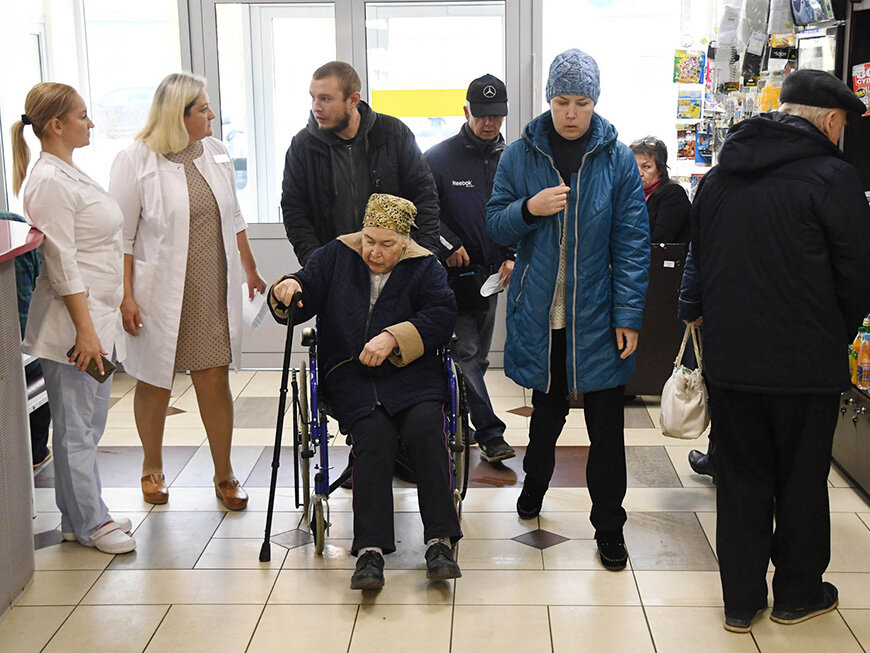 Чаще всего травмы на улицах получают пенсионеры, поэтому особенно важно позаботиться о пожилых родственниках. Например, можно привезти им продукты, чтобы близкие не выходили лишний раз из дома, либо заказать доставку еды на дом. Как отметил специалист, в основном пожилые люди падают на бок, поэтому чаще наблюдаются травмы бедра, голени и плеча. Чуть реже при несчастных случаях страдает позвоночник. «Травмы тяжелые, приходится все это оперировать до ночи, потому что если это оставлять, то мы потом не справимся. Нагрузка на персонал и больницу возрастает в разы», – рассказал Б.Зиатдинов.