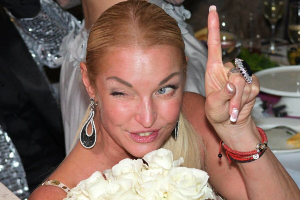     «Я заливала страдания чрезмерным количеством алкоголя»: Волочкова заявила, что не святая