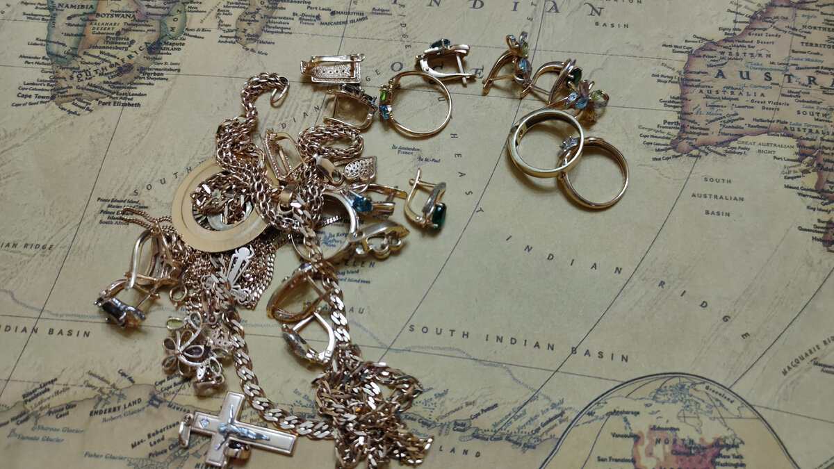 золотые изделия.