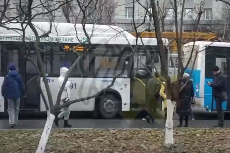     Длительную остановку сделали несколько маршруток и большие автобусы. Фото: группа в VK Ростов Главный - новости Ростова-на-Дону