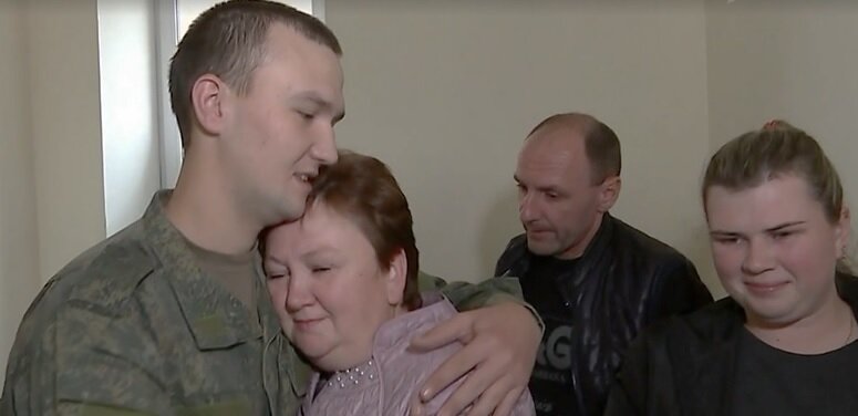 Кадр из видео "До слёз! Возвращённые из плена военнослужащие России встретились со своими родными"