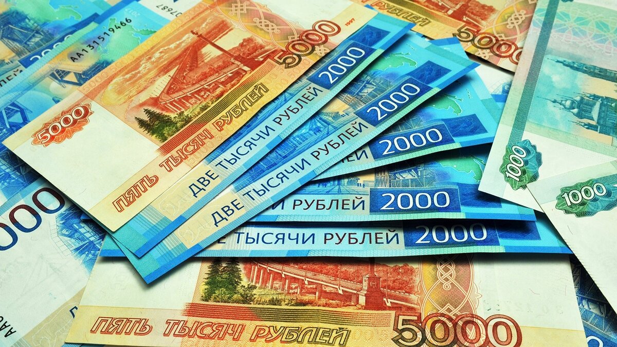    " Банкноты номиналом 1000, 2000 и 5000 рублей© РИА Новости . Алексей Сухоруков
