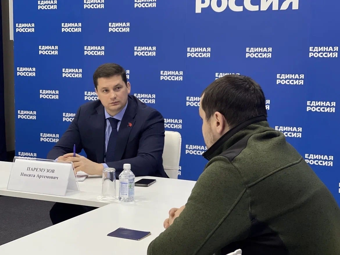 Депутат Ростовской-на-Дону городской Думы Никита Паремузов на приеме в региональной общественной приемной партии.