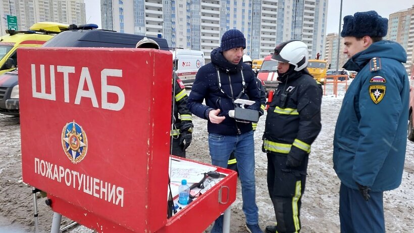    Специальные службы на месте пожара в Химках ©
