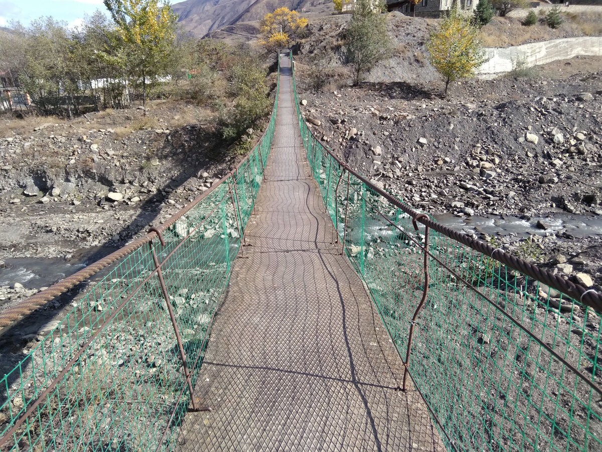 Мост над истоком бурной реки Аргун, в селе Итум Кали