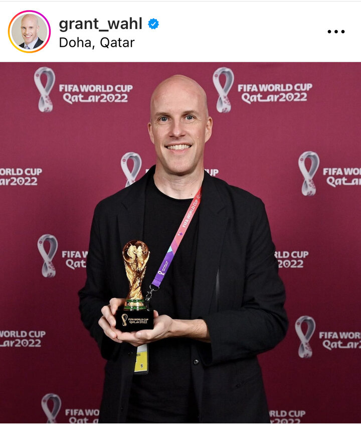     Грант Валь получает награду от ФИФА. / Соцсети