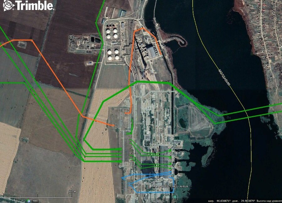 Молдавская ГРЭС. Рыжий цвет – 400 кВ, зелёный – 330 кВ, голубой – 110 кВ. Толстые линии – ВЛ, тонкие – ошиновка ГРЭС