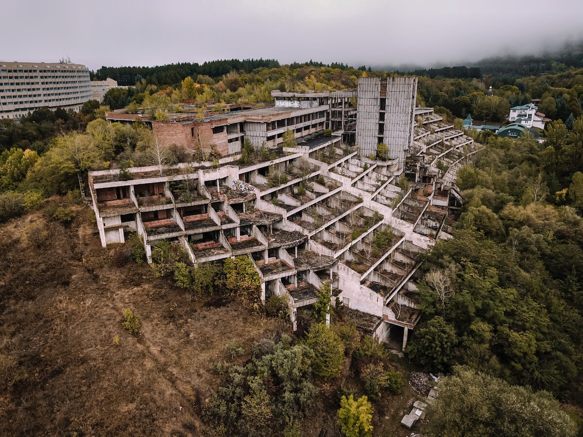 Кисловодск заброшенный бассейн в парке. Заброшки кисловодска. Заброшенная гостиница кисловодск. Бассейн заброшенный в кисловодске заброшенный. Кисловодский парк заброшенный бассейн.