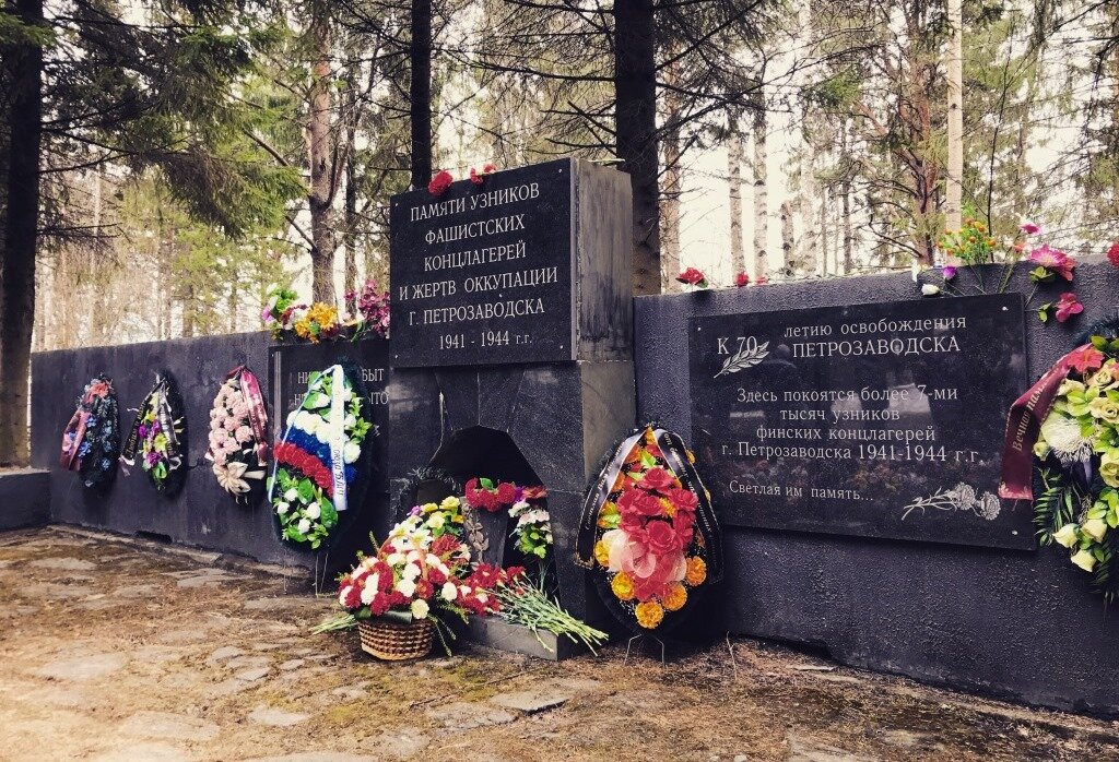 Финские концлагеря. Мемориал узникам концлагерей Петрозаводск Пески. Кладбище Пески Петрозаводск мемориал. Памятник узникам в Петрозаводске. Памятник жертвам концлагерей в Петрозаводске.