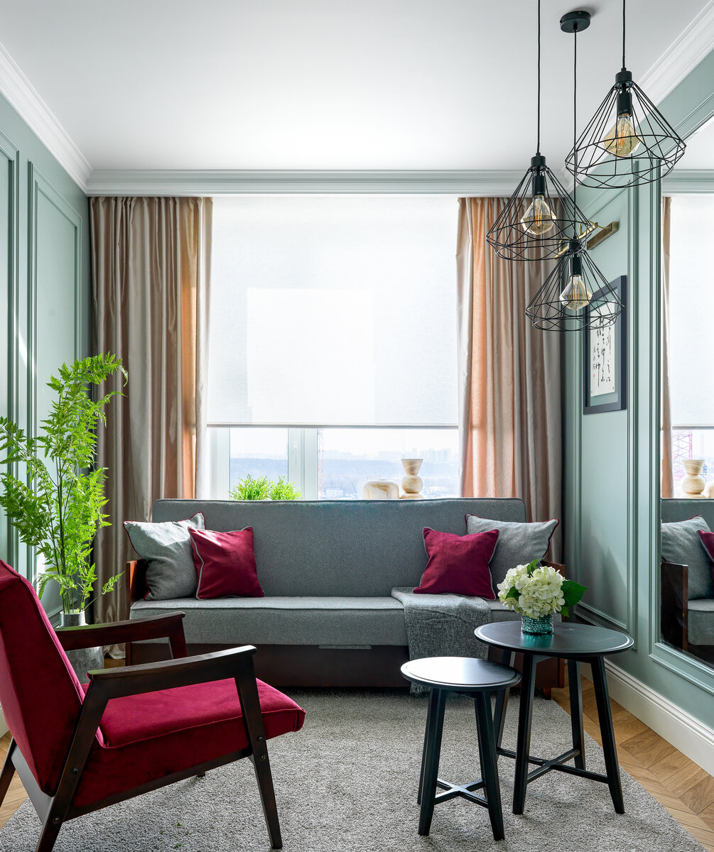 Гостевая комната с винтажным диваном и креслом