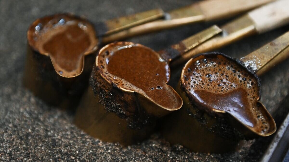    Кофе, приготовленный на песке© РИА Новости / Артур Лебедев