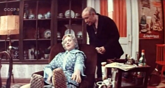 Кадр из фильма «Пена» (1979). Скриншот. В этом фильме полно примет эпохи - например, мода на этнику и лапти в богатых домах.