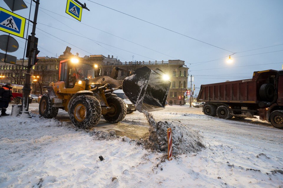     В Петербурге продолжают бороться с последствиями циклона. Юлия ПЫХАЛОВА