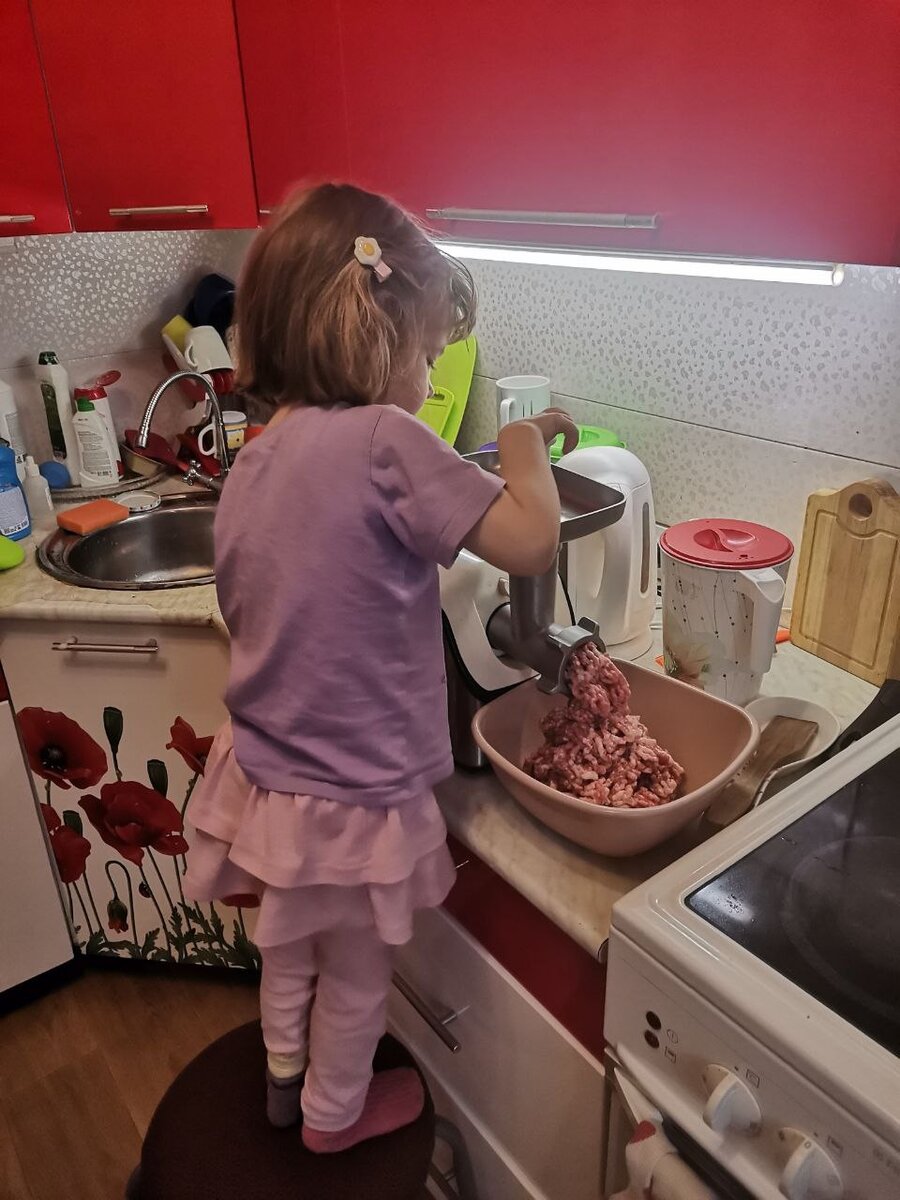 Делают фарш на пельмени