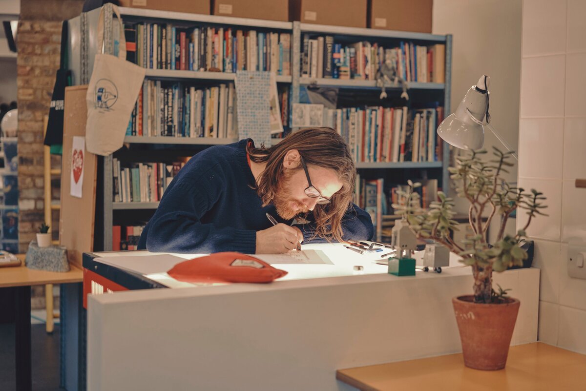 Том за работой. Фото: Tom Jamieson