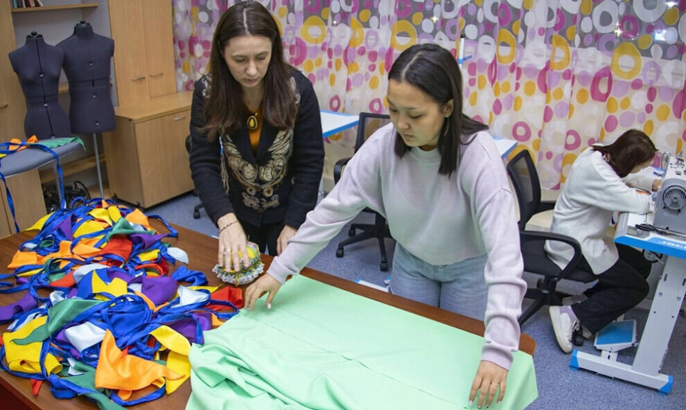    В Тарко-Сале в молодежном центре «Апельсин» учатся шить новогодние украшения