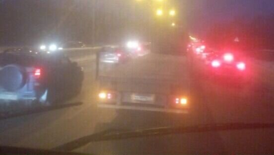     В областной столице вечером 16 декабря вновь регистрируются крупные пробки. Серьёзные заторы почти на 1,5 километра в западной части Объездной дороги (у улицы Барнаульская), здесь достают из кювета грузовик.