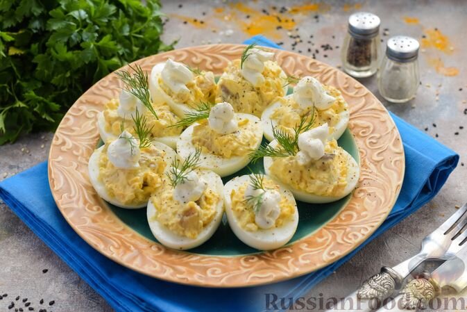 яйца, сельдь слабосолёная, огурцы маринованные, майонез, сыр сливочный, перец чёрный молотый, зелень укропа