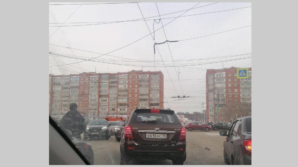     В Ижевске на улицах Майской и Удмуртской днем 17 декабря встали троллейбусы. Причиной стало повреждение контактной сети. Об этом сообщила пресс-служба МУП «ИжГЭТ», а также очевидцы.