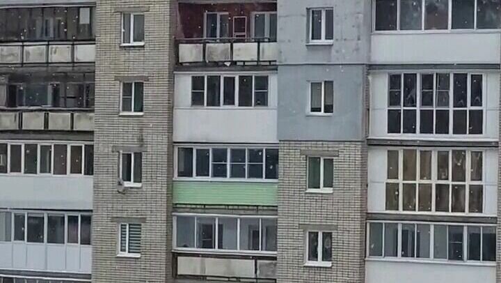     Мужчина упал с балкона дома № 12 на улице Молодежной в Дзержинске. Об этом рассказали очевидцы в социальных сетях.