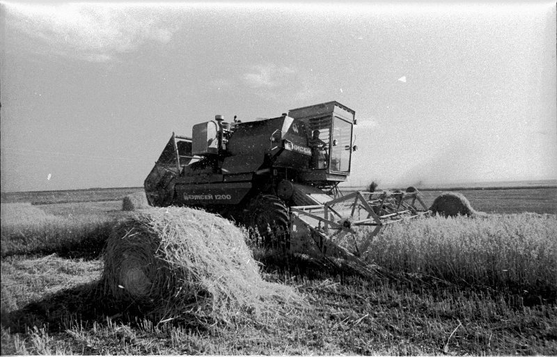 1989 год. Рулонный пресс-подборщик на базе комбайна в совхозе "Краснопольский" Алтайского района. Из фонда Хакасского национального краеведческого музея имени Л.Р. Кызласова"