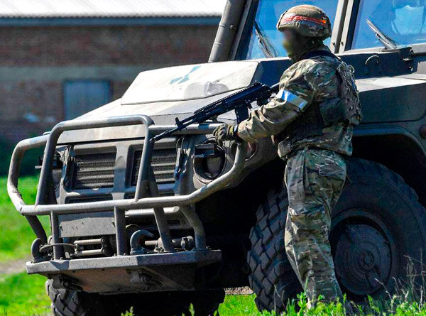 Сотрудник Росгвардии с АК-12 в зоне СВО (фото из открытых источников)