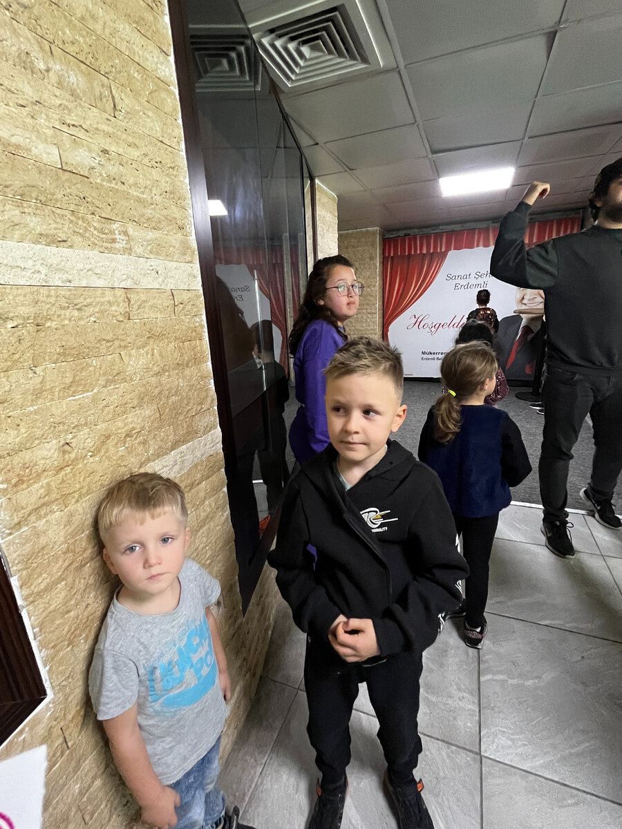 мальчишки устали ждать, им скорее хотелось устроиться в кресле и смотреть представление