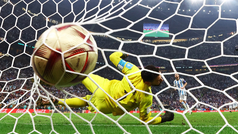    Лионель Месси реализует 11-метровый удар в финале чемпионата мира-2022.