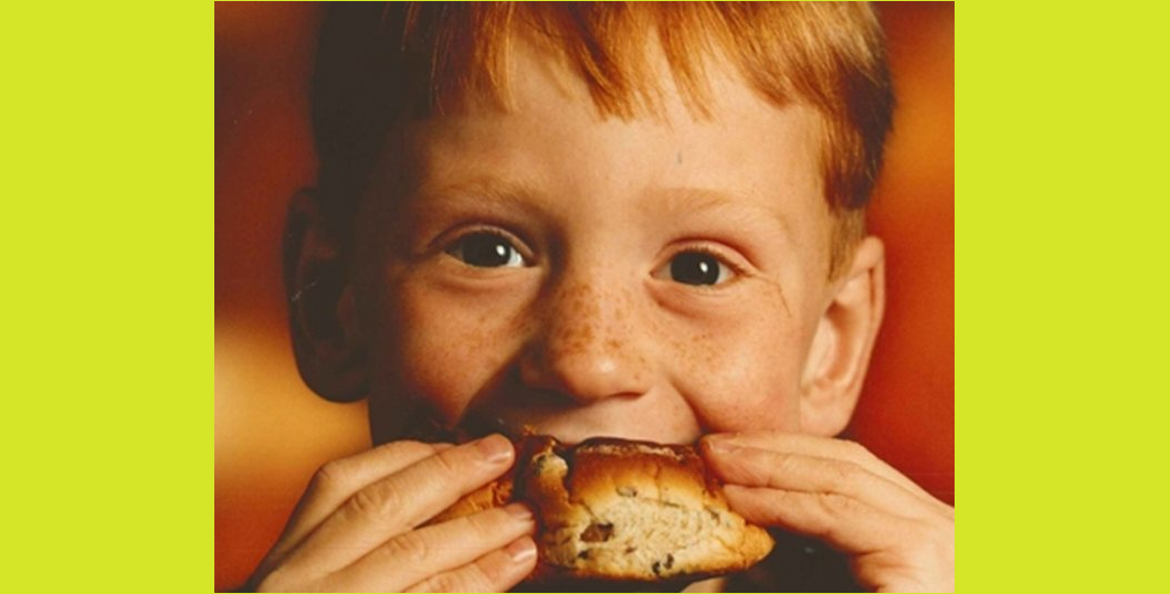 Люди едят детей. Человек ест пирог. Мальчик ест пирожок. Мальчик с булочкой. Ребенок ест булочку.