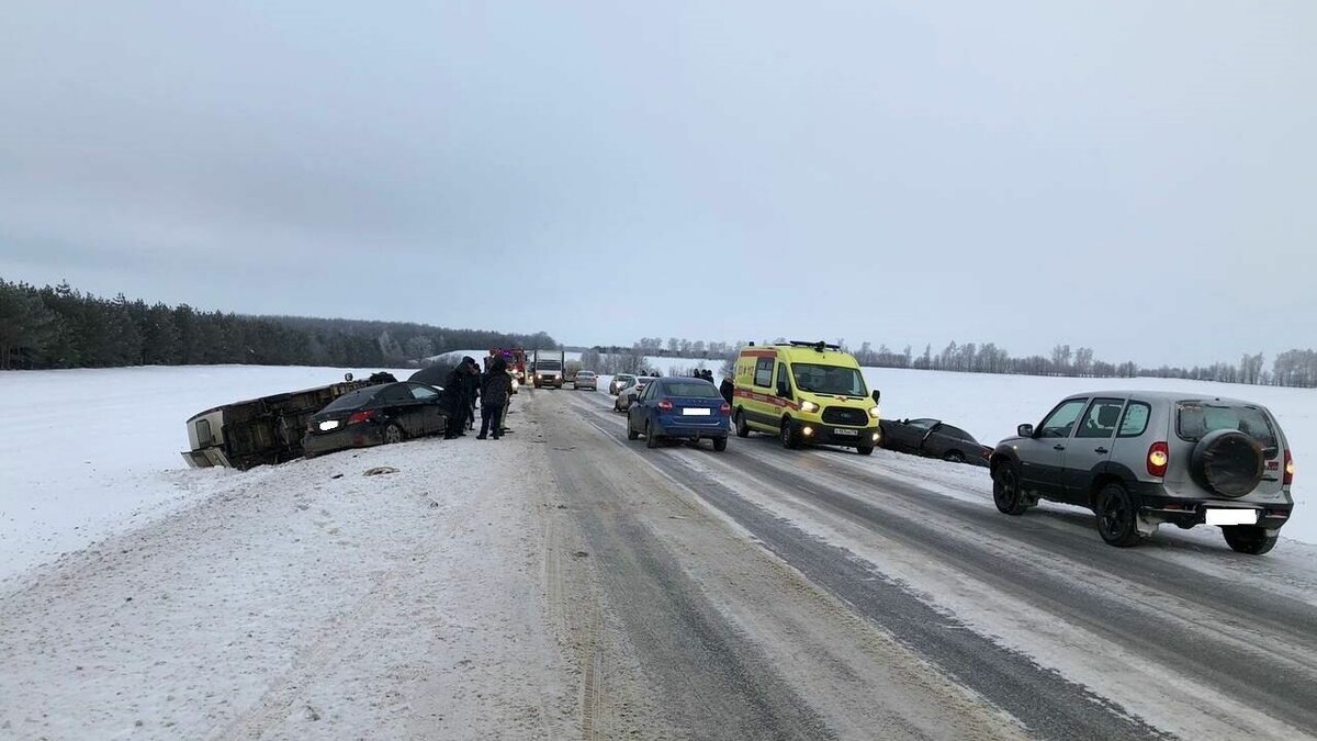     Сегодня утром на трассе Набережные Челны — Сарманово микроавтобус «Газель», в котором были 11 пассажиров, стал участником массового ДТП. В результате транспортное средство вылетело в кювет. Об этом сообщили очевидцы в социальных сетях.