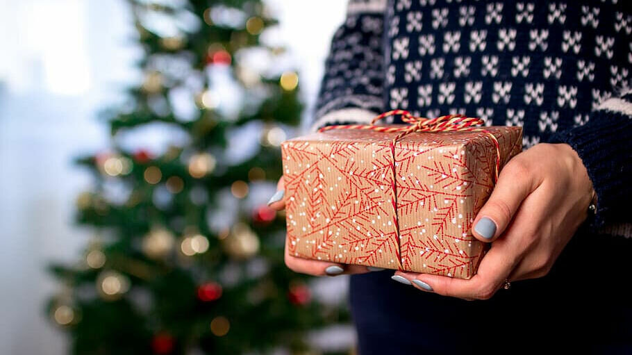     Запасаясь подарками к предстоящему празднику, россияне чаще всего покупают на маркетплейсе кофейные наборы и кружки с новогодней символикой. Рост продаж данных покупок по сравнению с прошлым годом превысил 100%.