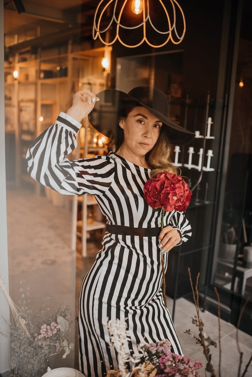 На мне платье с чужого плеча. И шляпа тоже.