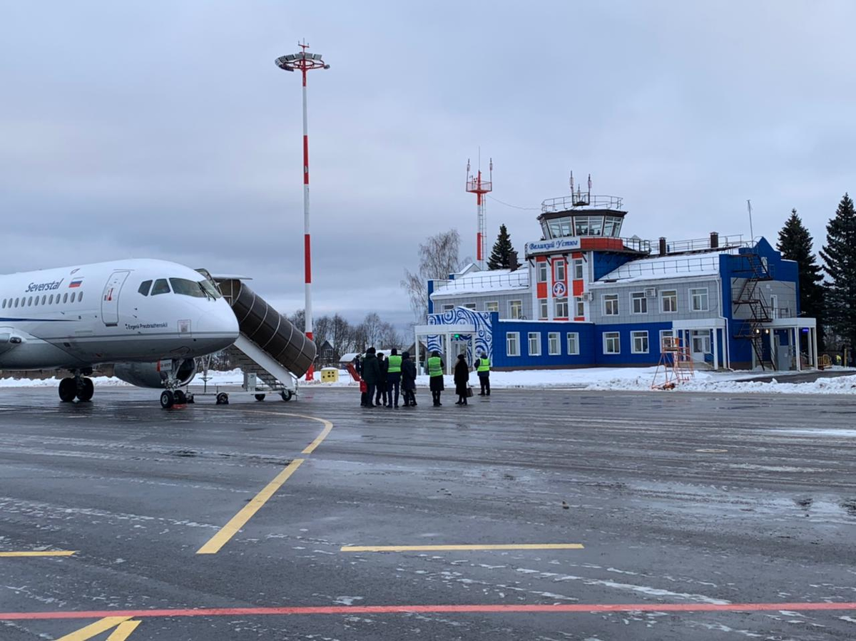 Самолеты уренгой москва. Самолет на аэродроме. Аэропорт новый Уренгой. Самолёт "полёт". Аэропорт новый Уренгой 2022.