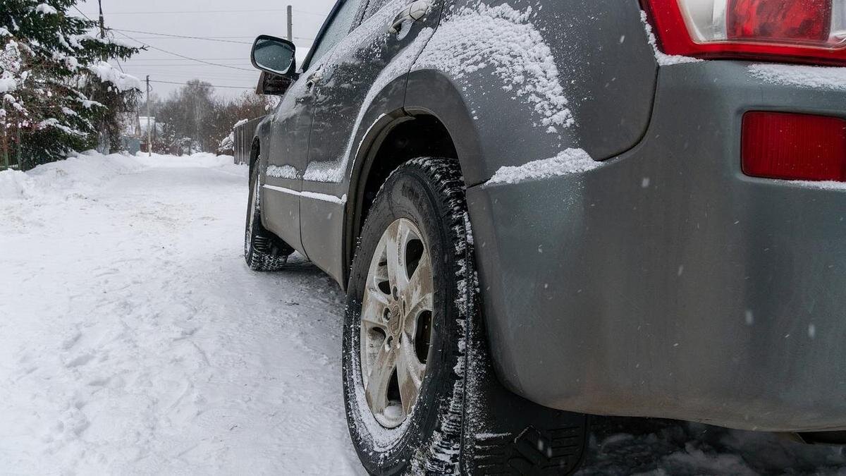    Автомобиль стоит на заснеженной трассе:pixabay.com