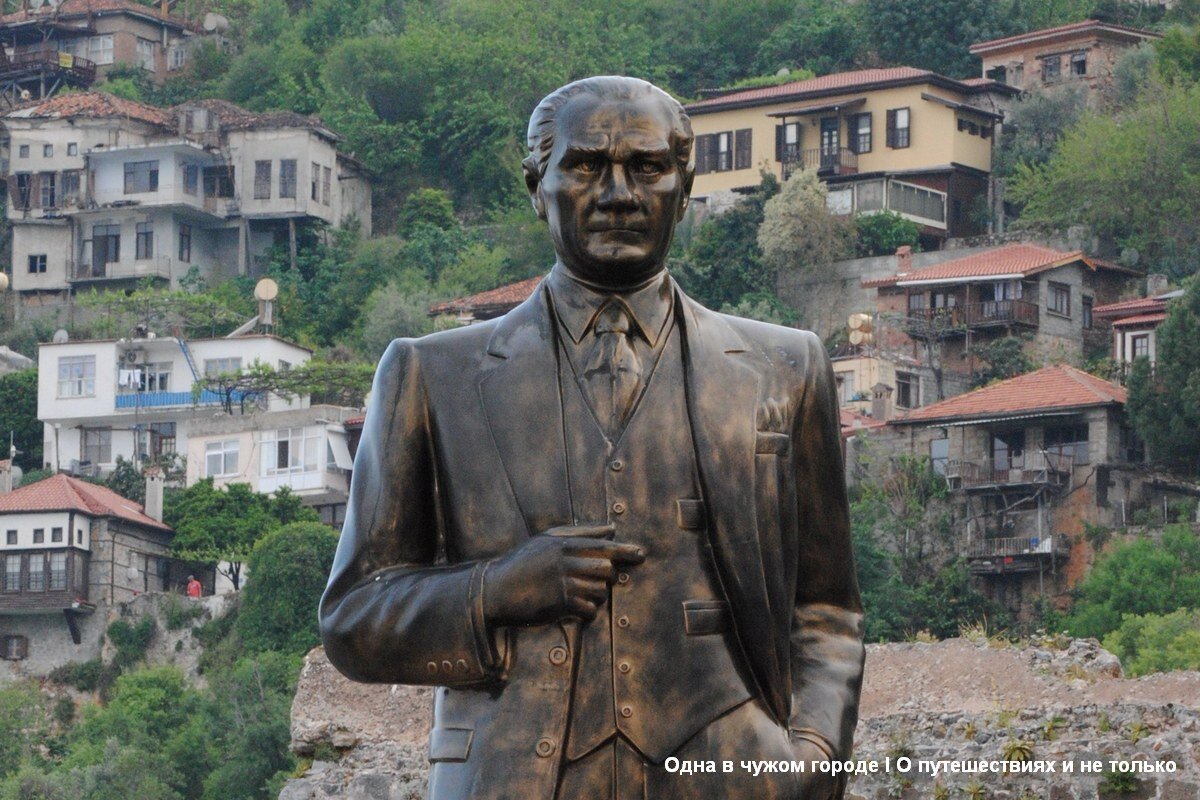 Образ Ататюрка в том или ином виде можно встретить в Турции, буквально, на каждом шагу. Его именем названа центральная улица в каждом городе.-2
