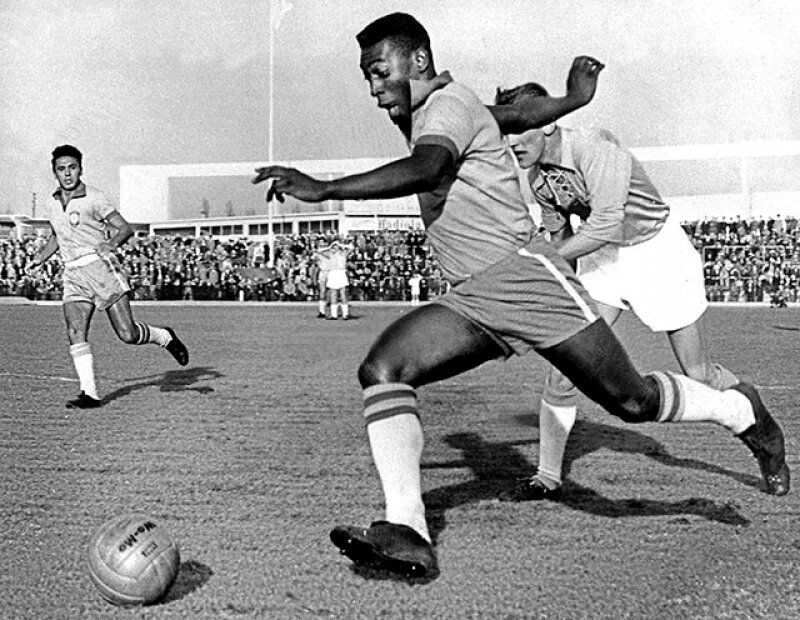    1960 год. 20-летний Пеле играет за сборную Бразилии товарищеский матч против шведского клуба «Мальмё». Источник: Public Domain/ AFP/SCANPIX
