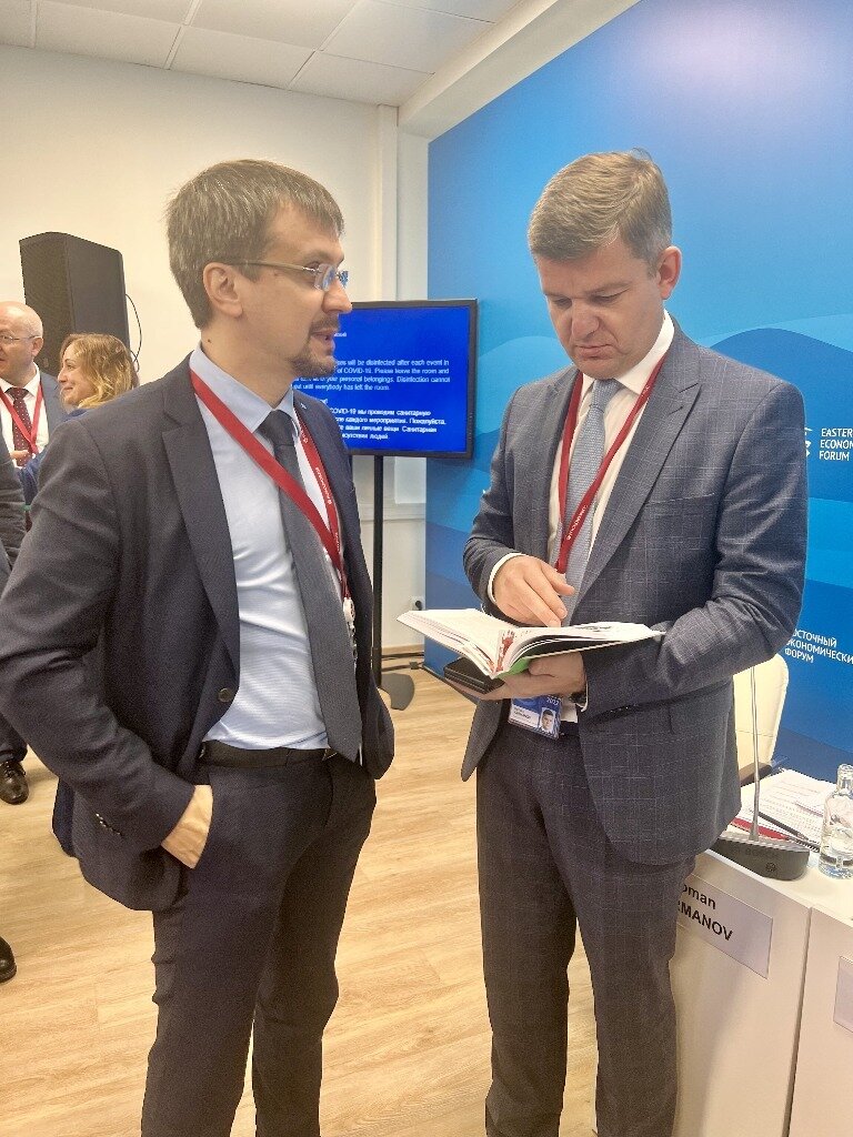 В сентябре 2022 года делегация холдинга «ЕвроМедиа» приняла участие в работе VII Восточного экономического форума во Владивостоке. На фото: Владимир Денисов с генеральным директором Президентского фонда культурных инициатив Романом Кармановым.
